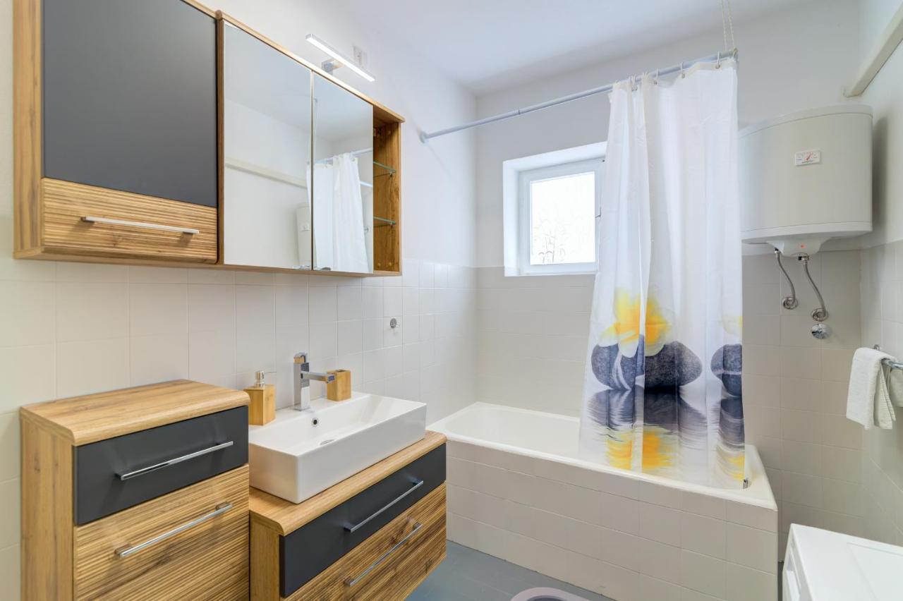 Apartments By The Beach Adela Senj 塞尼 外观 照片