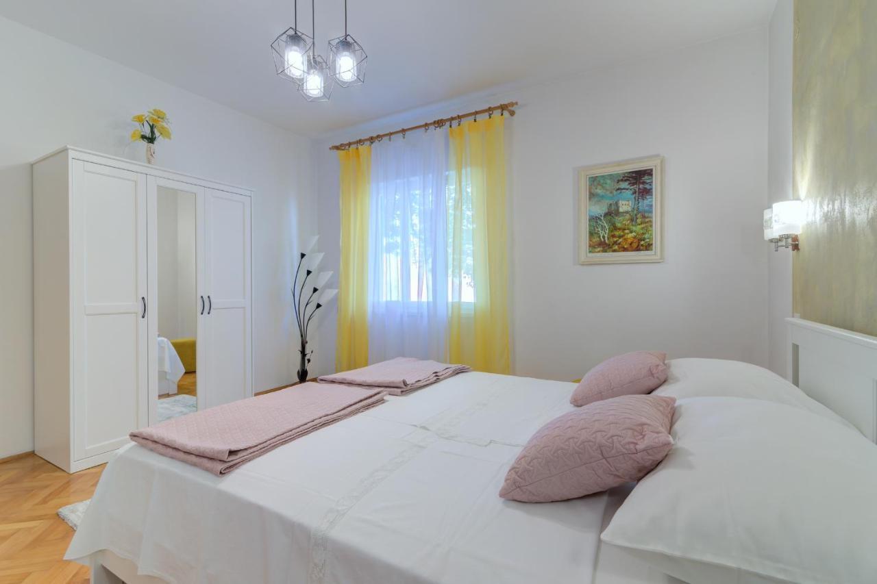 Apartments By The Beach Adela Senj 塞尼 外观 照片