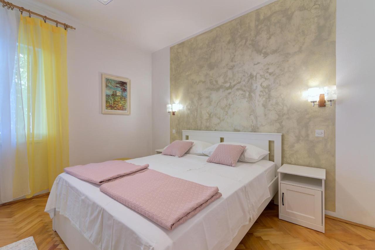 Apartments By The Beach Adela Senj 塞尼 外观 照片