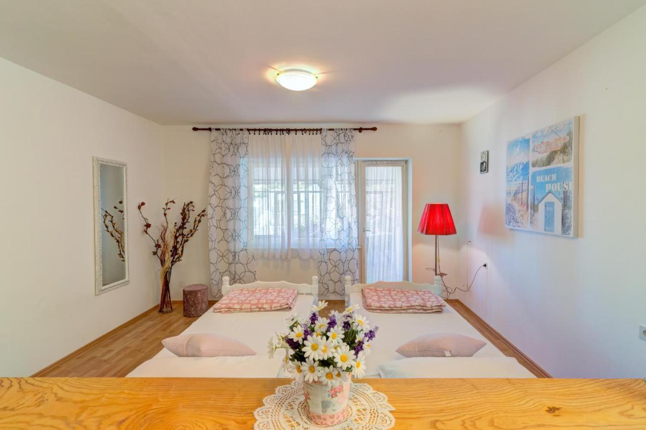 Apartments By The Beach Adela Senj 塞尼 外观 照片