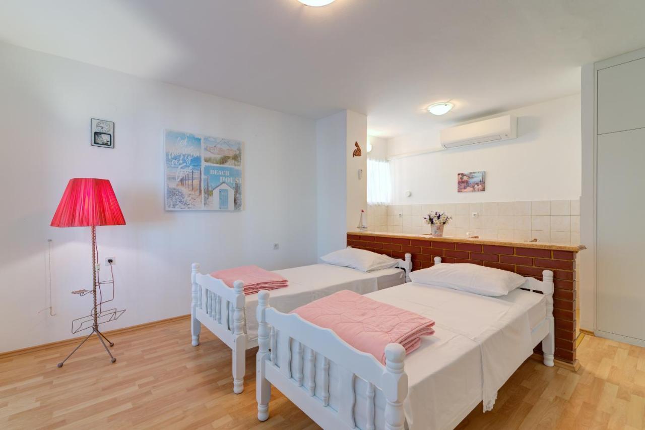 Apartments By The Beach Adela Senj 塞尼 外观 照片