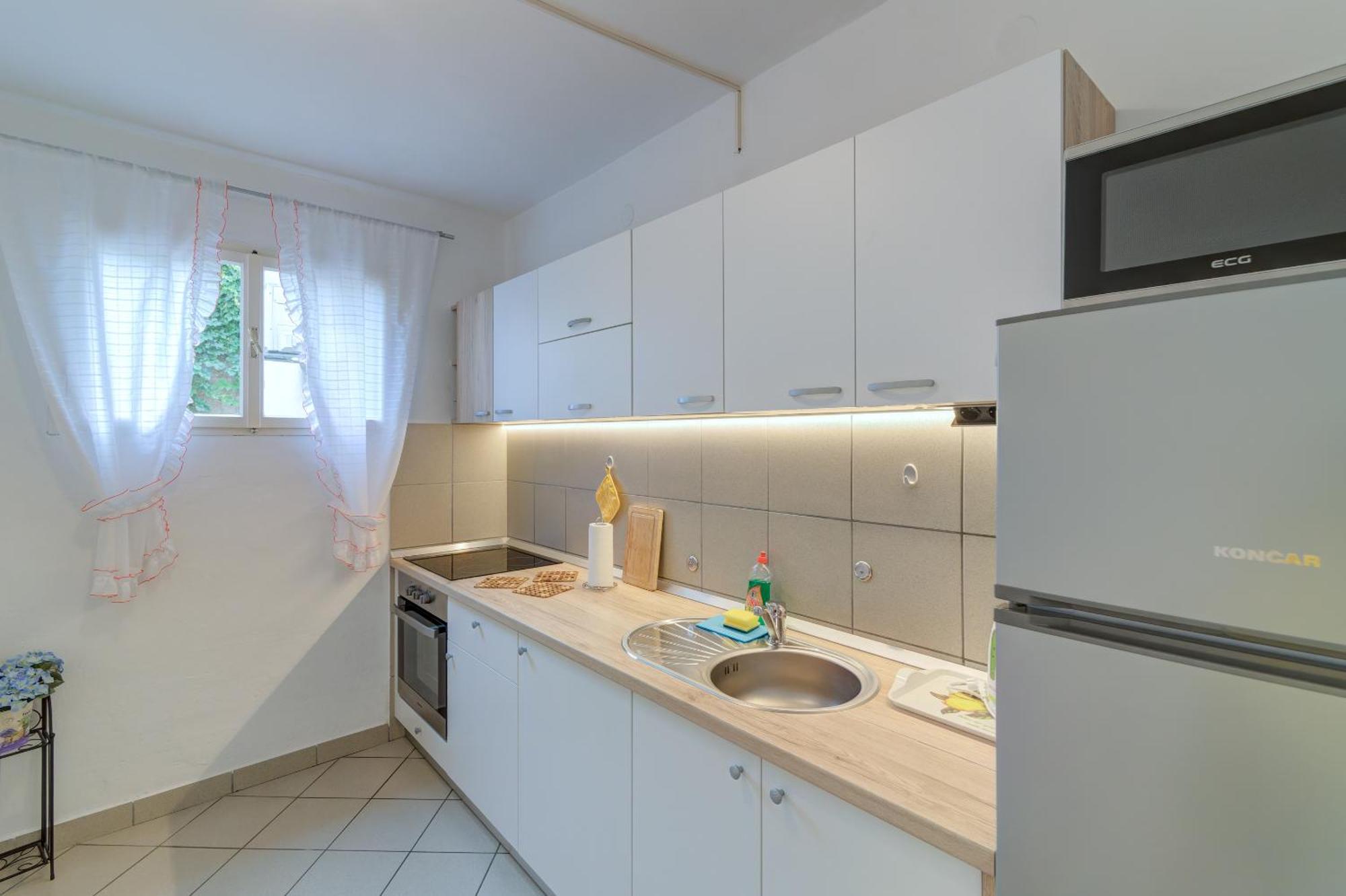 Apartments By The Beach Adela Senj 塞尼 外观 照片